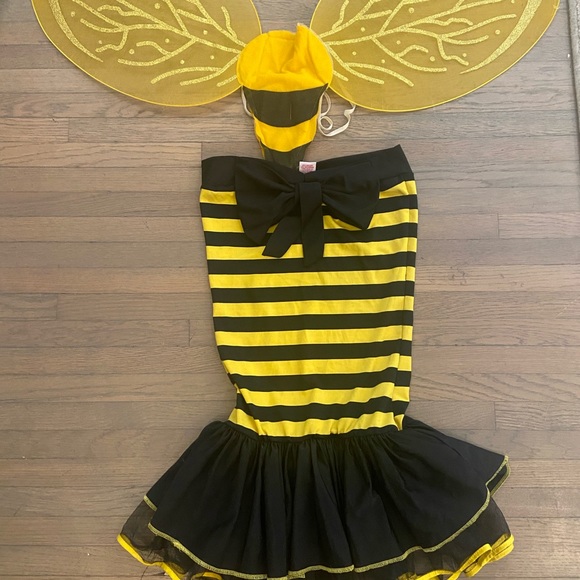 Dresses & Skirts - Women’s bumble bee costume with wings